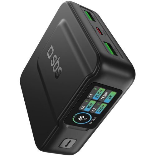 Czarny powerbank z logo "sbs" posiada dwa porty USB oznaczone jako A1 i A2 oraz wyświetlacz pokazujący informacje: "C1 35W", "A1 22.5W", "A2 22.5W", "TEMP 22°", a także ikonę z napisem "40%".