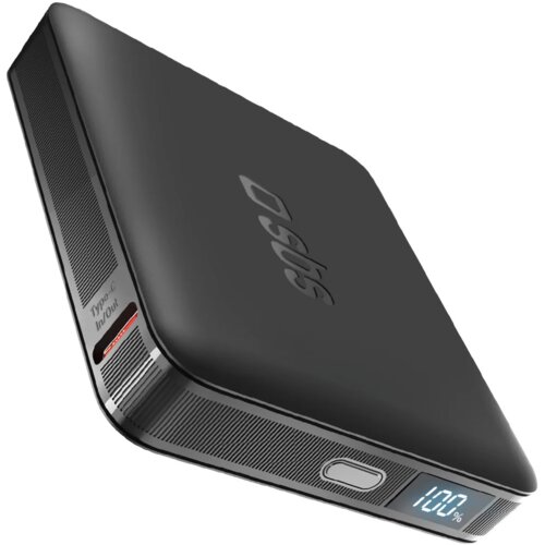 Czarny powerbank z wyświetlaczem LCD pokazującym "100%", z widocznym logo "sbs" na powierzchni. Na boku urządzenia znajduje się port oznaczony jako "Type-C In/Out".