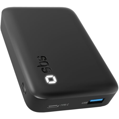 Czarny powerbank z logo "sbs" na powierzchni, posiada dwa porty: USB oznaczony niebieskim kolorem oraz Type-C. Produkt ma zaokrąglone krawędzie i gładką powierzchnię.