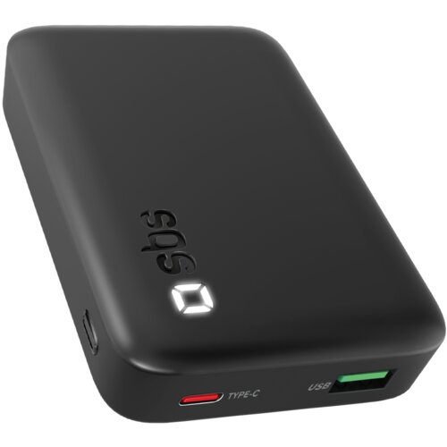 Czarny powerbank z logo "sbs" na powierzchni, posiada dwa porty: czerwony oznaczony jako "TYPE-C" i zielony oznaczony jako "USB". Produkt ma zaokrąglone krawędzie i gładką powierzchnię.