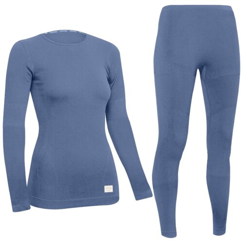 Na zdjęciu widoczna jest niebieska bielizna termoaktywna składająca się z długiego rękawa i spodni, z delikatnym wzorem na rękawach i nogawkach. Na dolnej części koszulki znajduje się mała, prostokątna metka.