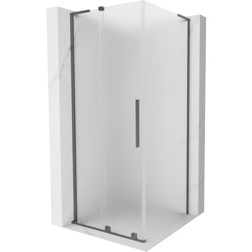 Na zdjęciu znajduje się kabina prysznicowa o wymiarach 90 x 90 cm z matowym szkłem i metalowymi elementami w kolorze gun metal. Produkt ma prostokątną konstrukcję z przesuwanymi drzwiami i długim pionowym uchwytem.