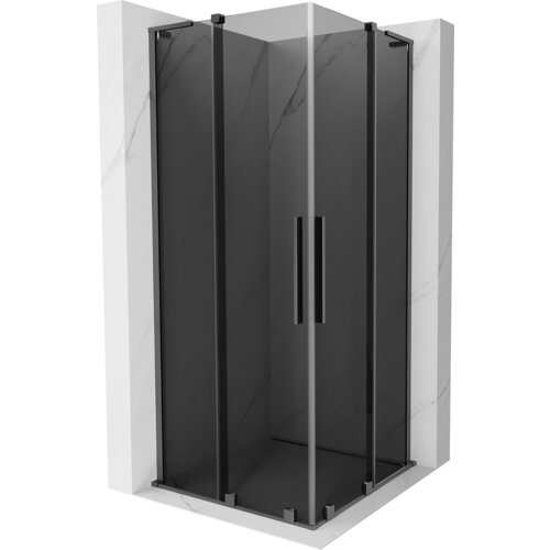 Kabina prysznicowa o wymiarach 90 x 90 cm z rozsuwanymi drzwiami, wykonana z grafitowego szkła i wykończona w kolorze gun metal. Produkt ma prostokątną podstawę i eleganckie, pionowe uchwyty.