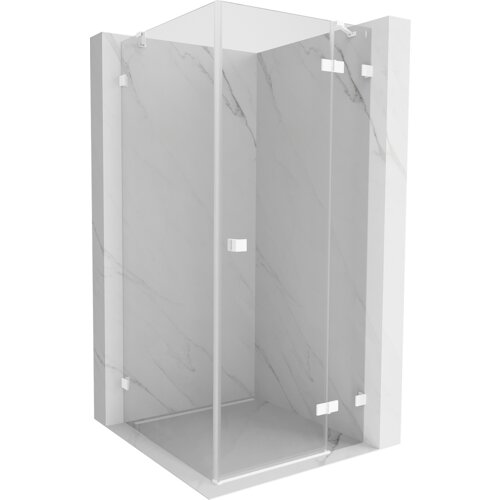 Przeszklona kabina prysznicowa z białymi elementami montażowymi, ustawiona na tle ścian o wzorze marmuru. Drzwi kabiny są uchylne, a całość ma minimalistyczny design.