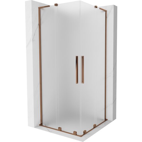 Kabina prysznicowa o wymiarach 90 x 90 cm z rozsuwanymi drzwiami, wykonana z matowego szkła i wykończona w kolorze różowego złota. Konstrukcja ma eleganckie, proste linie i jest osadzona na marmurowej ścianie.