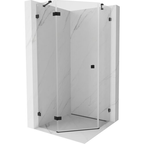 Pięciokątna kabina prysznicowa z przezroczystego szkła, z czarnymi uchwytami i zawiasami, ustawiona na tle ścian o wzorze marmuru. Kabina ma uchylne drzwi i minimalistyczny design.