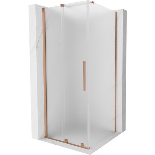 Kabina prysznicowa o wymiarach 90 x 90 cm z rozsuwanymi drzwiami, wykonana z mrożonego szkła i elementów w kolorze miedzi szczotkowanej. Produkt ma prostokątną formę z eleganckimi, pionowymi uchwytami i jest osadzony na białej, marmurowej podstawie.