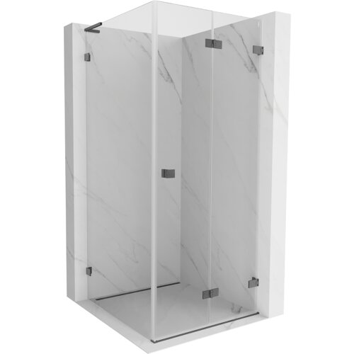 Na zdjęciu znajduje się kabina prysznicowa o przezroczystych szklanych drzwiach i metalowych zawiasach, umieszczona na tle ścian z jasnego marmuru. Produkt ma nowoczesny design z wykończeniem w kolorze gun gray szczotkowanym.