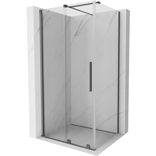 Przesuwana kabina prysznicowa o wymiarach 100 x 70 cm z transparentnym szkłem i metalowymi elementami w kolorze gun metal, umieszczona w narożniku z marmurowymi ścianami. Kabina posiada prostokątną rączkę na drzwiach.
