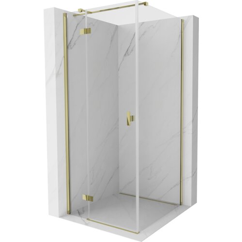 Przeszklona kabina prysznicowa z uchylnymi drzwiami, wykonana z transparentnego szkła i złotych elementów, umieszczona na tle ścian z białego marmuru. Produkt ma eleganckie, minimalistyczne wykończenie.