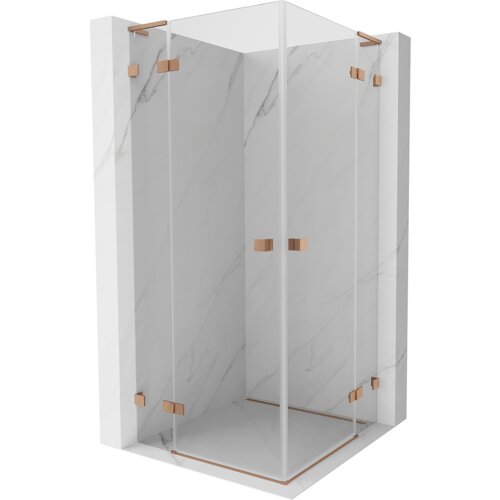 Przeszklona kabina prysznicowa o wymiarach 90 x 90 cm z uchylnymi drzwiami, wykonana z transparentnego szkła i elementów w kolorze miedzi szczotkowanej. Kabina jest umieszczona na tle imitującym marmur.