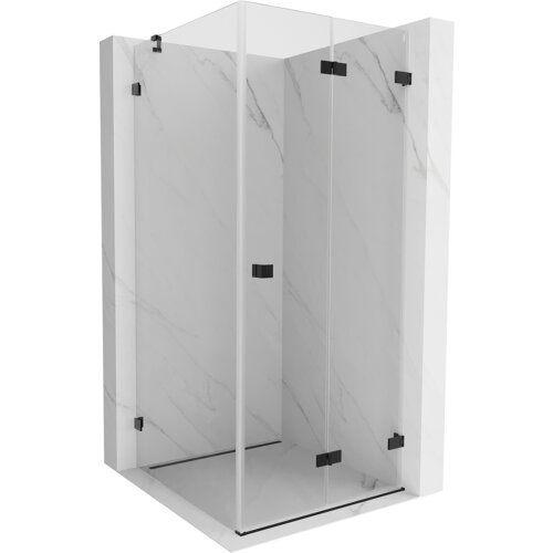 Na zdjęciu znajduje się składana kabina prysznicowa o wymiarach 70 x 70 cm, z przezroczystymi szklanymi drzwiami i czarnymi elementami montażowymi. Kabina jest ustawiona na tle ścian z jasnego marmuru.