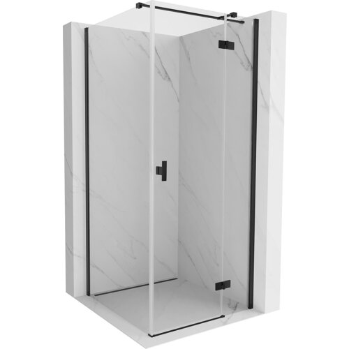 Przeszklona kabina prysznicowa o wymiarach 90 x 90 cm z czarnymi elementami wykończenia, umieszczona na tle imitującym marmur. Drzwi kabiny są uchylne, a konstrukcja ma minimalistyczny design.