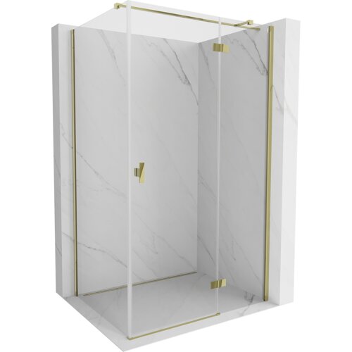 Przeszklona kabina prysznicowa z uchylnymi drzwiami, wykonana z transparentnego szkła i złotych elementów, umieszczona na tle ścian z jasnego marmuru. Produkt ma eleganckie, minimalistyczne wykończenie z prostokątnymi uchwytami i zawiasami.