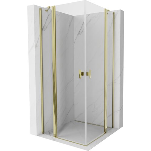 Przeszklona kabina prysznicowa z uchylnymi drzwiami, wykonana z transparentnego szkła i złotych elementów, umieszczona na tle ścian z białego marmuru. Produkt ma eleganckie, złote uchwyty i profile.