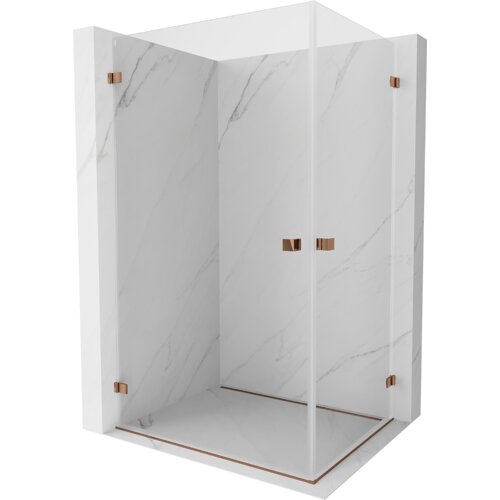 Kabina prysznicowa o wymiarach 90 x 80 cm z transparentnym szkłem i elementami w kolorze różowego złota, umieszczona na tle imitującym marmur. Produkt ma uchylne drzwi i minimalistyczny design.