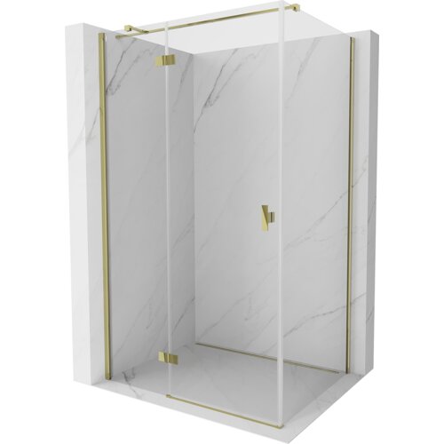 Przeszklona kabina prysznicowa z uchylnymi drzwiami, wykonana z transparentnego szkła i złotych elementów, umieszczona na tle ścian z białego marmuru. Produkt ma eleganckie, minimalistyczne wykończenie.