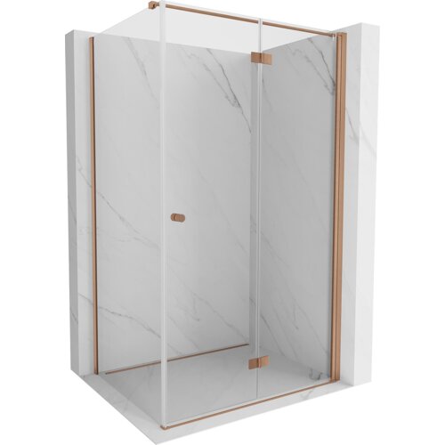 Przeszklona kabina prysznicowa z miedzianymi elementami wykończenia, umieszczona na tle imitującym marmur. Drzwi kabiny mają prostokątną, metalową klamkę w kolorze miedzi.