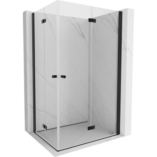 Na zdjęciu znajduje się kabina prysznicowa z przezroczystymi szklanymi drzwiami i czarnymi elementami konstrukcyjnymi, ustawiona na tle ścian z jasnego marmuru. Kabina ma prostokątny kształt i zawiera dwa uchwyty na drzwiach.