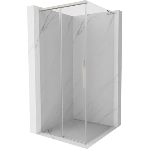 Przesuwana kabina prysznicowa o wymiarach 95 x 95 cm z przezroczystymi szklanymi drzwiami i szczotkowanymi niklowymi elementami, umieszczona w narożniku wyłożonym jasnymi płytkami z marmurowym wzorem. Kabina posiada prostokątny uchwyt na drzwiach.