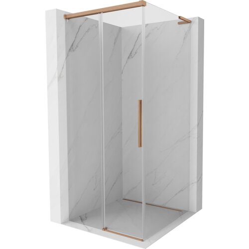 Przesuwana kabina prysznicowa o wymiarach 100 x 100 cm z transparentnym szkłem i elementami w kolorze miedzi szczotkowanej, umieszczona w narożniku z marmurowymi ścianami. Kabina posiada pionowy uchwyt oraz poziome elementy konstrukcyjne w kolorze miedzi.
