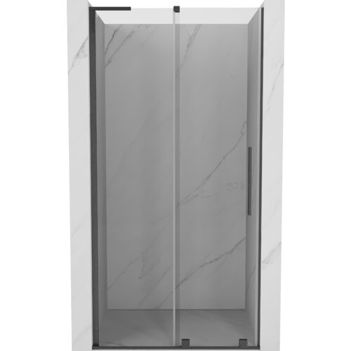 Przesuwane drzwi prysznicowe o transparentnej powierzchni, wykonane z materiału w kolorze gun gray szczotkowanym, zamontowane w marmurowej wnęce. Produkt ma prosty, nowoczesny design z pionowym uchwytem po jednej stronie.