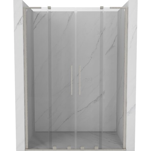 Przesuwane drzwi prysznicowe o szerokości 140 cm, wykonane z przezroczystego szkła, z niklowanymi, szczotkowanymi uchwytami, zamontowane w marmurowej wnęce. Produkt ma elegancki, nowoczesny wygląd z prostymi liniami i subtelnymi detalami.