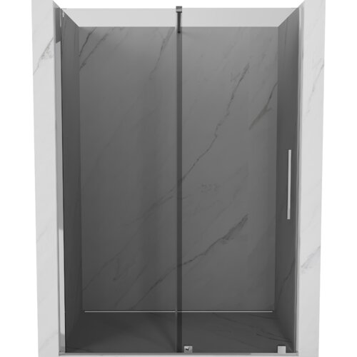 Na zdjęciu widoczne są rozsuwane drzwi prysznicowe w kolorze grafitowym z chromowanymi elementami, zamontowane w kabinie z marmurowymi ścianami. Drzwi mają prosty, nowoczesny design z pionowym uchwytem po prawej stronie.