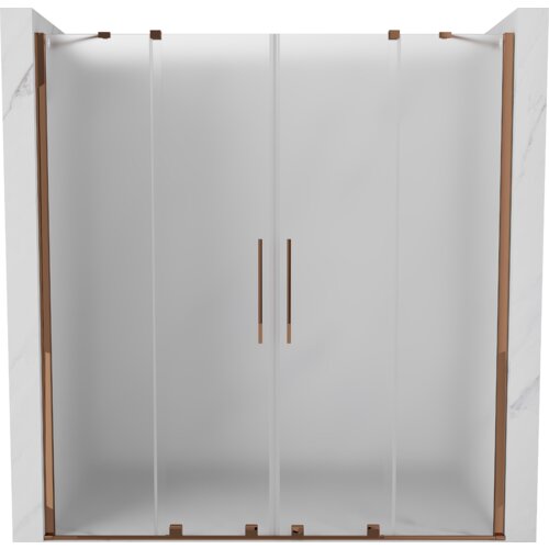 Szklane drzwi prysznicowe o matowym wykończeniu z różowozłotymi elementami, w tym uchwytami i ramą. Produkt ma minimalistyczny design i jest osadzony w marmurowej wnęce.