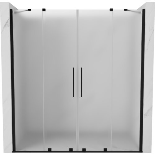 Na zdjęciu widoczne są rozsuwane drzwi prysznicowe o matowej powierzchni, z czarnymi uchwytami i ramą. Produkt ma minimalistyczny design i jest osadzony w marmurowej wnęce.