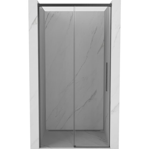 Przesuwane drzwi prysznicowe o transparentnej powierzchni, wykonane z materiału w kolorze gun gray szczotkowanym, zamontowane w marmurowej wnęce. Drzwi mają prosty, nowoczesny design z pionowym uchwytem po prawej stronie.
