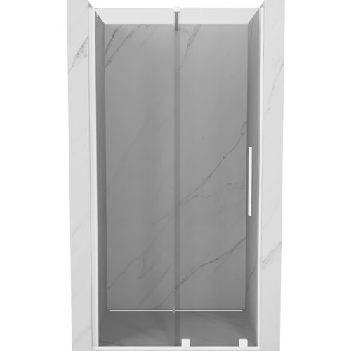 Przesuwane drzwi prysznicowe o wymiarach 120 cm, wykonane z przezroczystego szkła, z białymi elementami wykończenia. Produkt ma prosty, nowoczesny design z widocznym uchwytem po jednej stronie.