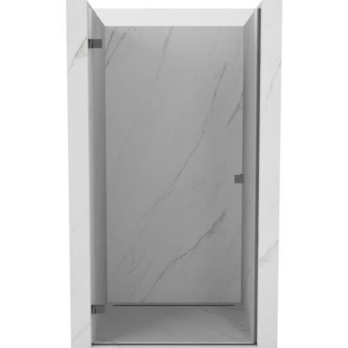 Drzwi prysznicowe uchylne o transparentnej powierzchni, wykonane z materiału w kolorze gun metal, zamontowane w marmurowej wnęce. Produkt ma prosty, nowoczesny design z widocznymi zawiasami.