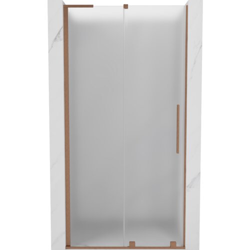 Drzwi prysznicowe rozsuwane o matowym wykończeniu, z ramą w kolorze miedzi szczotkowanej, posiadają prostokątny uchwyt. Produkt ma minimalistyczny design i jest osadzony w marmurowej wnęce.