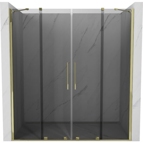 Drzwi prysznicowe rozsuwane o grafitowym szkle i złotych elementach wykończeniowych, zamontowane w marmurowej wnęce. Produkt ma elegancki, nowoczesny design z prostymi, pionowymi uchwytami.