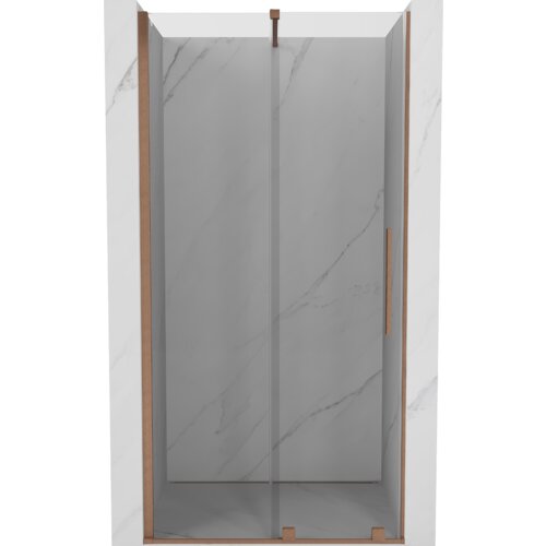 Przesuwane drzwi prysznicowe o szerokości 110 cm z transparentnego szkła, wykończone w kolorze miedzi szczotkowanej, zamontowane w marmurowej wnęce. Produkt ma prosty, nowoczesny design z pionowym uchwytem.