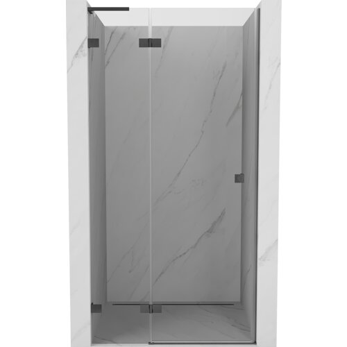 Drzwi prysznicowe uchylne w kolorze gun gray szczotkowanym, o transparentnej powierzchni, zamontowane w marmurowej wnęce. Produkt ma minimalistyczny design z prostymi liniami i metalowymi zawiasami.