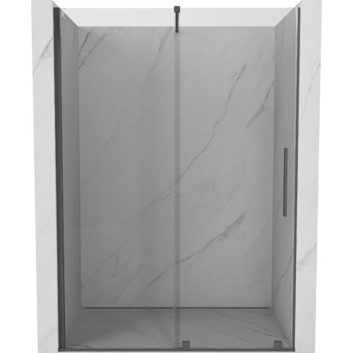 Przesuwane drzwi prysznicowe o szerokości 150 cm, wykonane z transparentnego szkła, z wykończeniem w kolorze gun gray szczotkowanym. W tle widoczna jest ściana z jasnego marmuru z delikatnym wzorem.