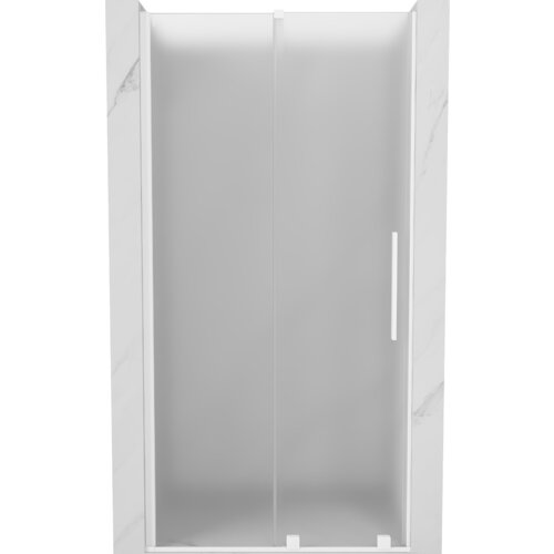 Na zdjęciu widoczne są rozsuwane drzwi prysznicowe o matowej powierzchni, z białą ramą i prostym uchwytem. Produkt ma minimalistyczny design i jest osadzony w marmurowej wnęce.