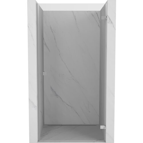Na zdjęciu widoczne są drzwi prysznicowe uchylne w kolorze chromu z przezroczystym szkłem, zamontowane w marmurowej wnęce. Drzwi mają prosty, nowoczesny design z metalowymi zawiasami i uchwytami.