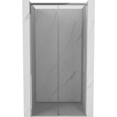 Przeszklone drzwi prysznicowe o chromowanej ramie, z pionowym uchwytem, zamontowane w marmurowej wnęce. Szkło jest transparentne, a powierzchnia marmuru ma delikatne, szare żyłkowanie.