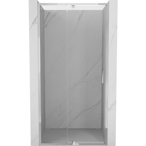 Na zdjęciu widoczne są uchylne drzwi prysznicowe o wymiarze 125 cm, wykonane z przezroczystego szkła z chromowanymi elementami. Tło stanowi ściana z jasnego materiału o marmurowym wzorze.
