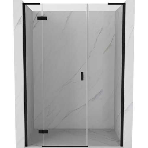 Drzwi prysznicowe uchylne o transparentnej powierzchni z czarnymi elementami, zamontowane w marmurowej wnęce. Produkt ma prosty, nowoczesny design z widocznymi zawiasami i uchwytem.