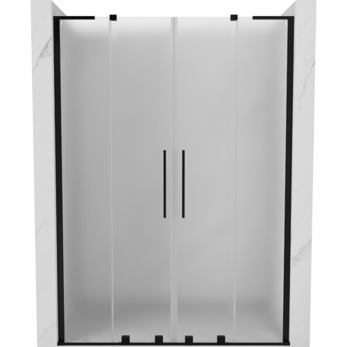Na zdjęciu widoczne są rozsuwane drzwi prysznicowe o matowym wykończeniu, z czarnymi uchwytami i ramą. Produkt ma minimalistyczny design i jest osadzony w marmurowej wnęce.