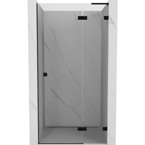 Drzwi prysznicowe uchylne w kolorze czarnym z przezroczystym szkłem, zamontowane w marmurowej wnęce. Produkt ma minimalistyczny design z widocznymi czarnymi zawiasami i uchwytami.