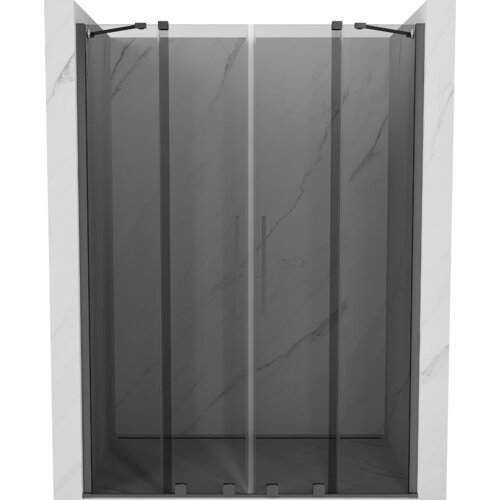 Drzwi prysznicowe rozsuwane o grafitowym wykończeniu, zamontowane w marmurowej wnęce, z metalowymi uchwytami i ciemnymi, pionowymi panelami. Produkt ma nowoczesny design i jest wykonany z materiałów w kolorze gun metal.