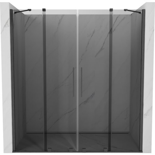 Na zdjęciu widoczne są rozsuwane drzwi prysznicowe w kolorze grafitowym z metalicznymi uchwytami, zamontowane w marmurowej wnęce. Drzwi mają nowoczesny design z ciemnymi, szczotkowanymi elementami.