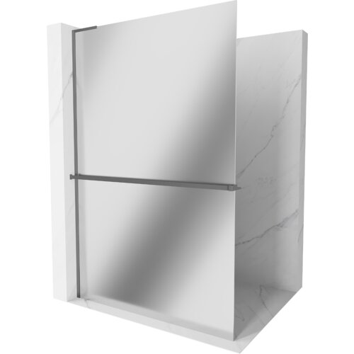 Przedstawiono ściankę prysznicową z półką, wykonaną z materiału o wyglądzie lustra, w kolorze gun metal, zamontowaną na marmurowej podstawie i ścianach. Produkt ma prostą konstrukcję z poziomym wspornikiem.