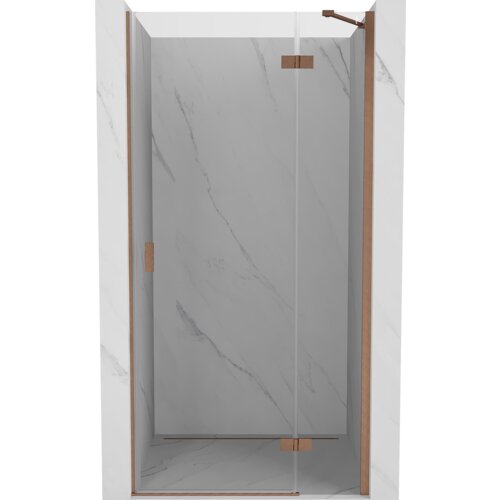 Drzwi prysznicowe uchylne wykonane z przezroczystego szkła, z elementami w kolorze miedzi szczotkowanej, zamontowane w marmurowej wnęce. Produkt ma minimalistyczny design z widocznymi zawiasami i uchwytem.