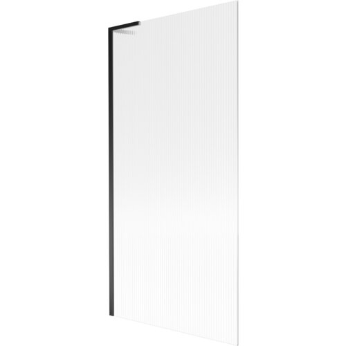 Na zdjęciu znajduje się jednoskrzydłowy parawan nawannowy o wymiarach 90 x 150 cm z czarną ramą i pionowymi prążkami na powierzchni szkła. Produkt ma minimalistyczny design i jest przeznaczony do montażu na wannie.